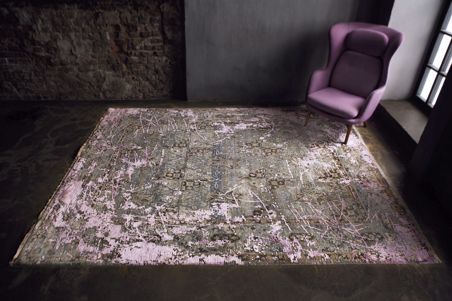 Дизайнерский ковер Arno из шерсти и шелка в индустриальном интерьере в стиле лофт