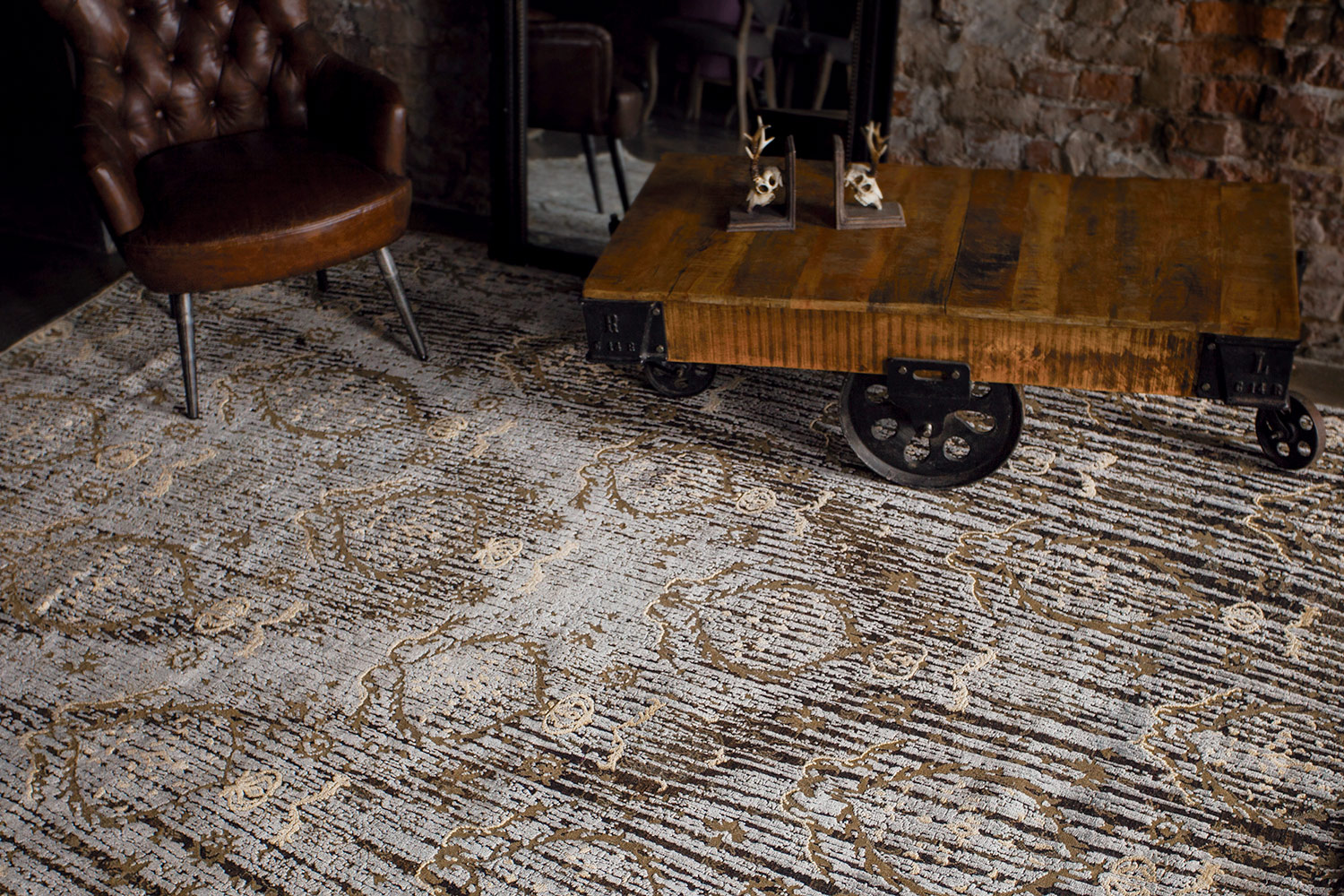 Брутальный ковер Artefact в индустриальном интерьере