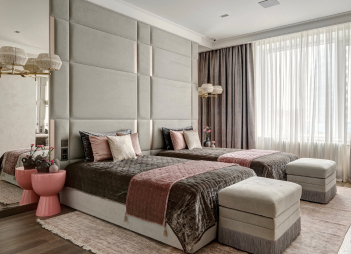 Кровать полностью стоит на ковре