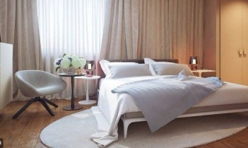 Ковер в интерьере спальни по схеме 2